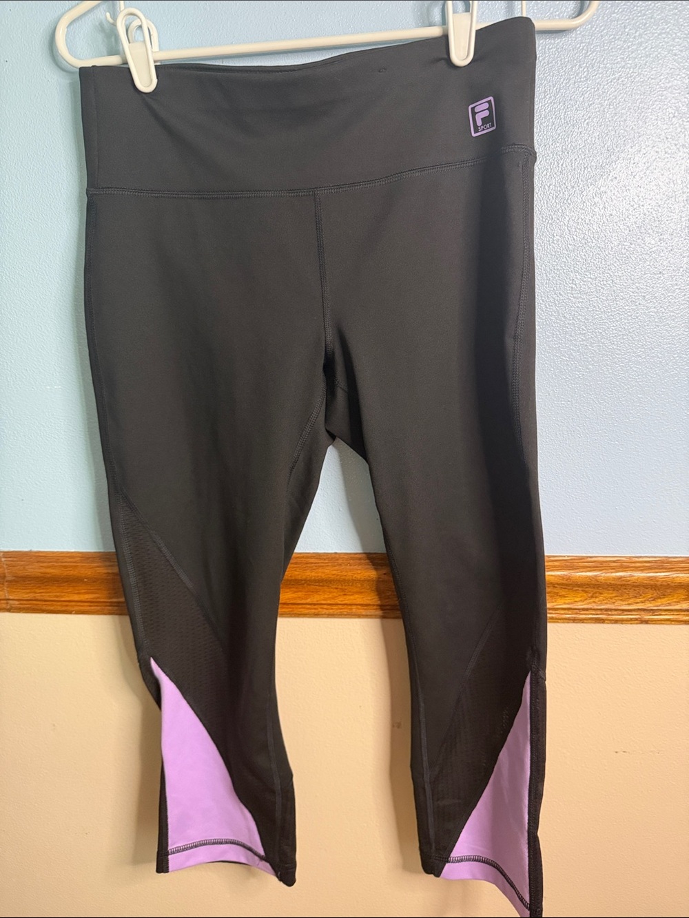FILA Sport Black & Lavender Colorblock Crop Capri Leggings - Size M